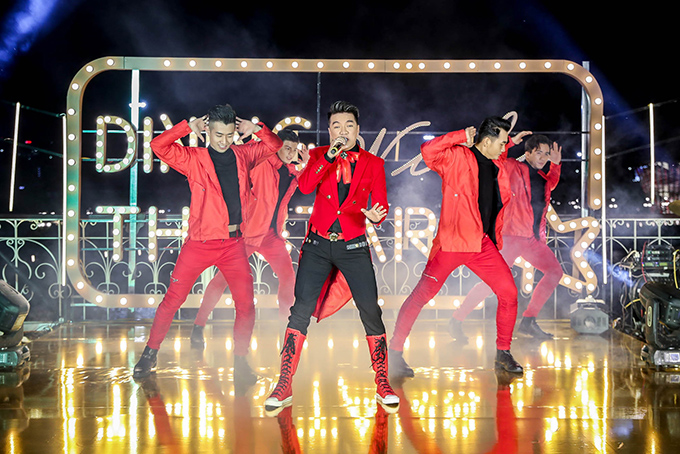 Hoài Lâm và bạn gái đón Giáng sinh trên du thuyền 3 triệu USD